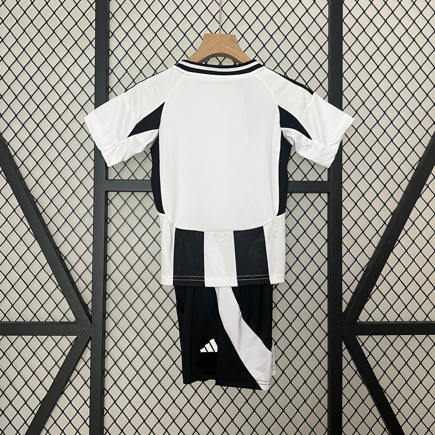 Conjuntos de la Juventus para niños (primera equipación 2024/25)