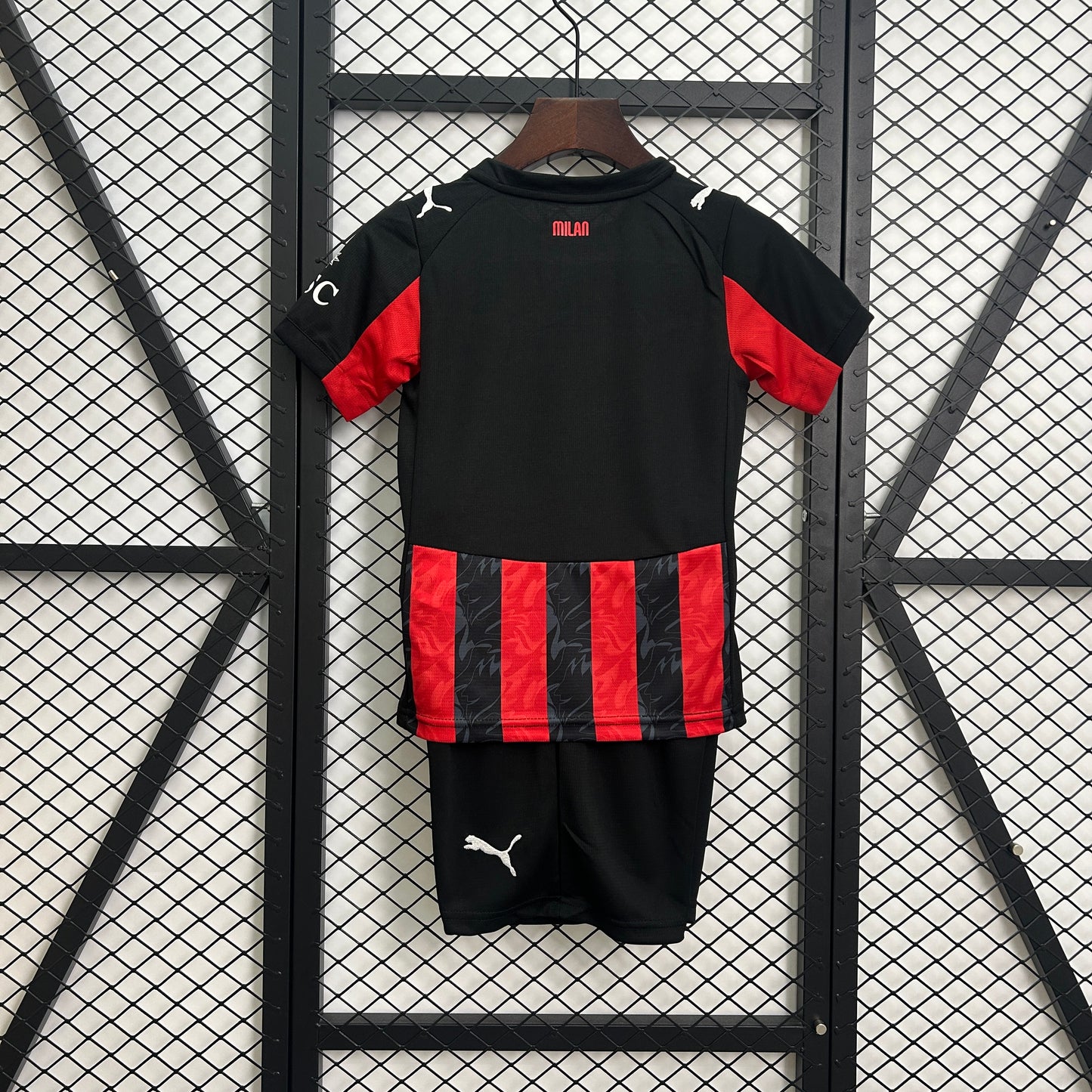 Trajes infantiles de la temporada 2025/26 del Milan