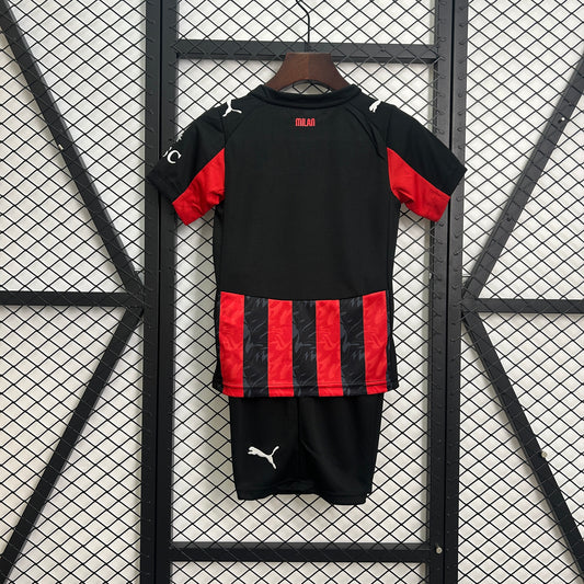 Trajes infantiles de la temporada 2025/26 del Milan